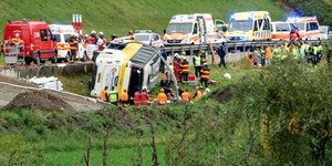 Acidente com ônibus de turismo deixa 5 mortos na Suíça
