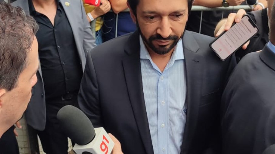 Ricardo Nunes, prefeito de São Paulo, comparece a velório do Rei Pelé