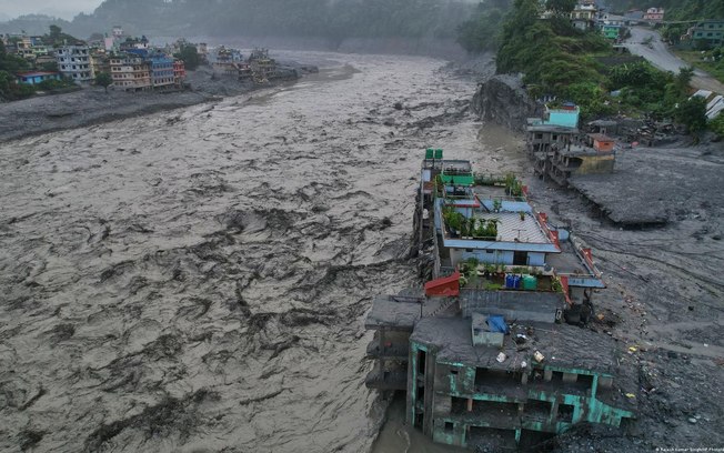 Lama, chuva e ameaça de transbordamentos prejudicam as buscas por desaparecidos no Nepal e Tibete Lama, chuva e ameaça de transbordamentos prejudicam as buscas por desaparecidos no Nepal e Tibete