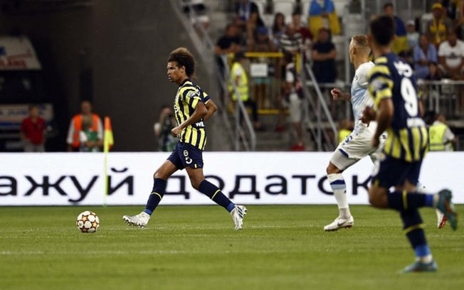 Willian Arão analisa sua estreia com a camisa do Fenerbahçe: 'Feliz com meu desempenho'