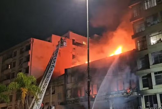 Incêndio atinge pousada no Centro de Porto Alegre