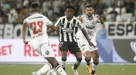 Botafogo desperta no segundo tempo e bate Vitória no Rio