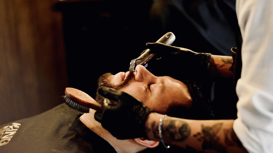 Mais do que cortar cabelo, a barbearia se torna um espaço de descanso e conversa no dia a dia