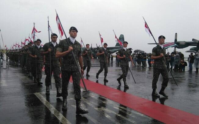 Soldados fazem as honras no desembarque dos primeiros corpos das vítimas do acidente aéreo . Foto: Ministério do Esporte