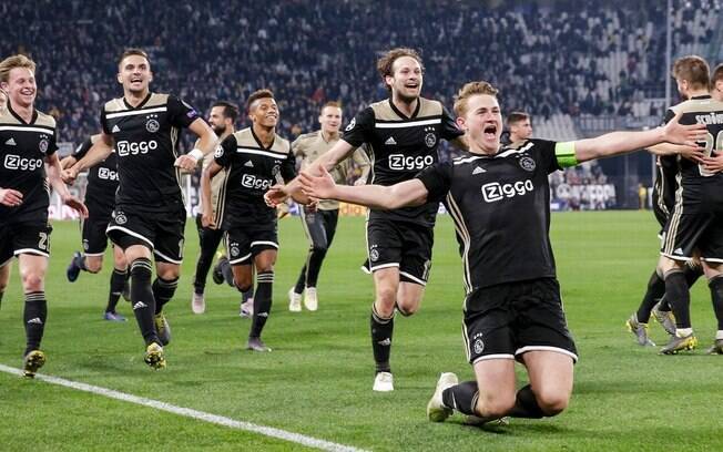 jogadores do Ajax celebram vitória diante da Juventus, em Turim