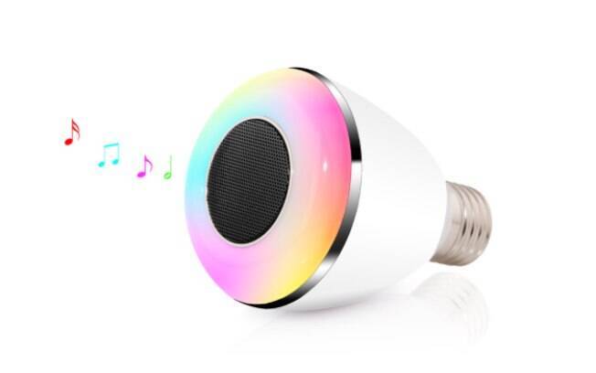 Lâmpada com auto-falante LED RGB XY565; por R$149.90 em até 12x de R$12,49 sem juros.
