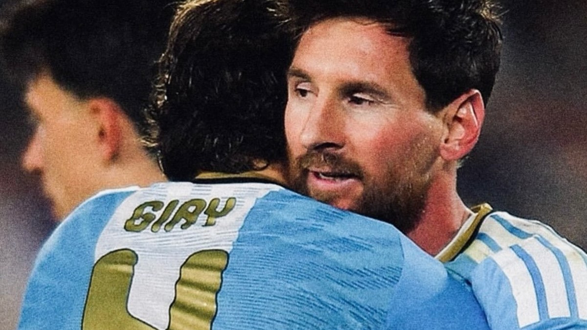 Giay abraça Lionel Messi em amistoso contra Benin Giay abraça Lionel Messi em amistoso contra Benin