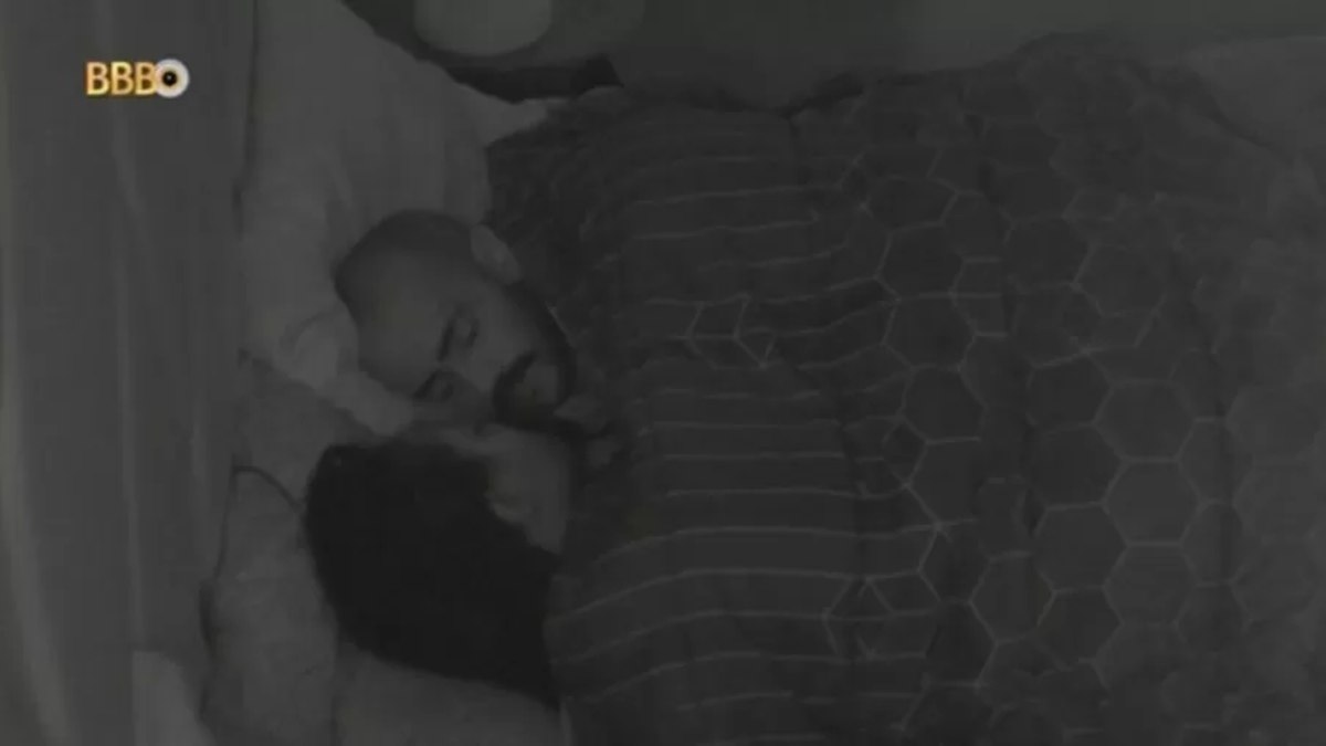 BBB 23: Sarah diz 'eu te amo' para Ricardo e reação do brother surpreende