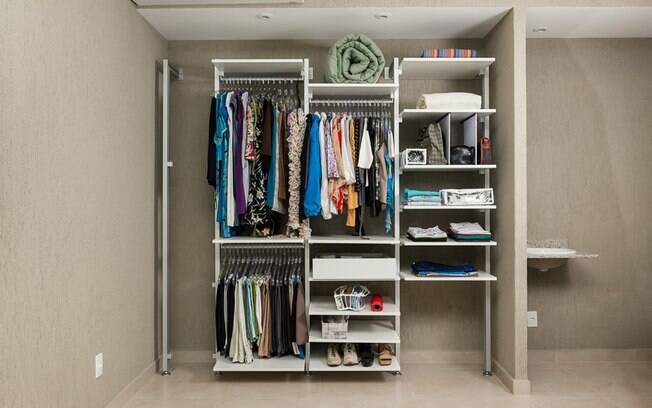 Seja closet ou guarda-roupa comum, existem algumas dicas que te ajudarão na organização das roupas e acessórios