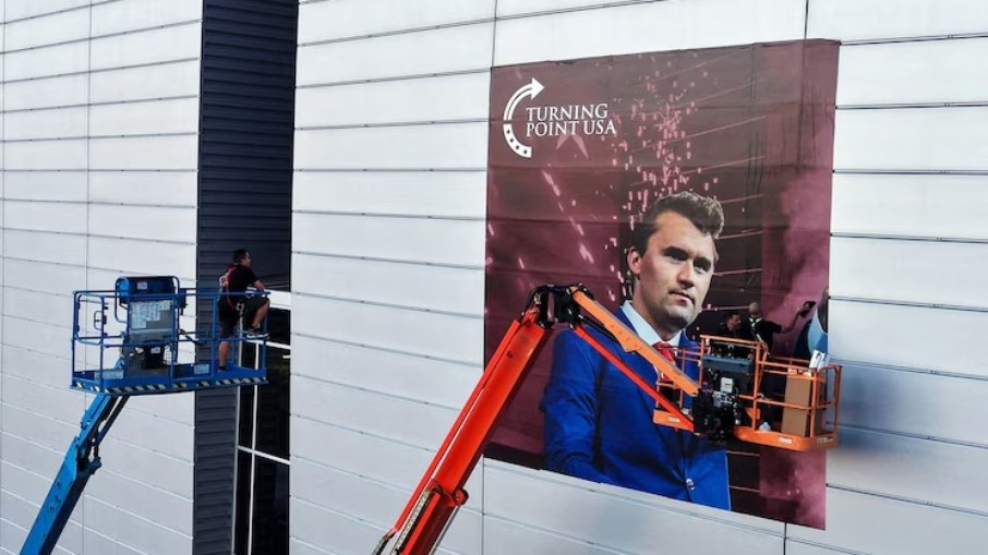 Uma imagem de drone de trabalhadores instalando uma foto do comentarista conservador assassinado Charlie Kirk é mostrada antes de um serviço memorial a ser realizado em sua homenagem em 21 de setembro, no State Farm Stadium, em Glendale, Arizona. Uma imagem de drone de trabalhadores instalando uma foto do comentarista conservador assassinado Charlie Kirk é mostrada antes de um serviço memorial a ser realizado em sua homenagem em 21 de setembro, no State Farm Stadium, em Glendale, Arizona.