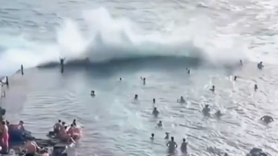 Onda gigante invade piscina natural em praia e deixa 4 mortos