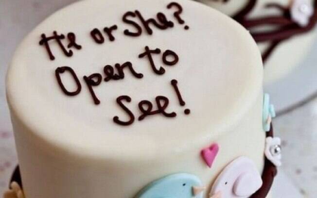 Escreve uma frase no bolo