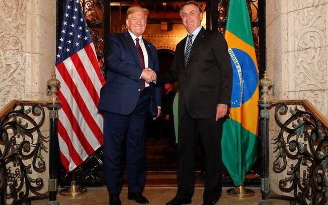 Donald Trump posa ao lado de Jair Bolsonaro
