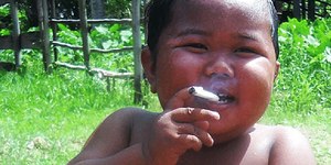 40 cigarros por dia aos 2 anos: por onde anda o bebê fumante?
