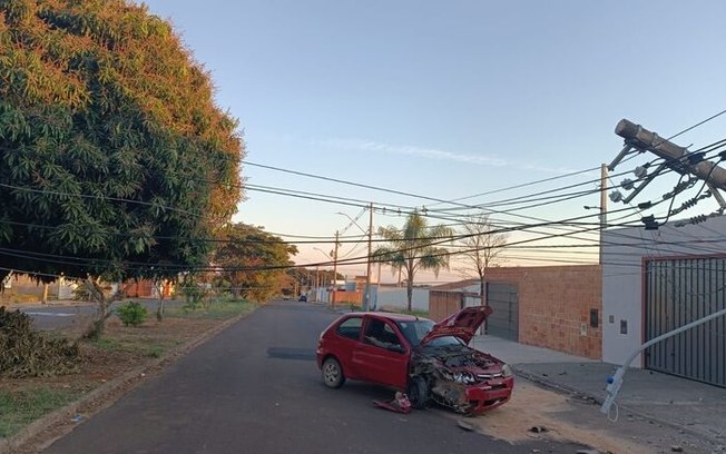 Carro colide contra poste e deixa uma pessoa ferida no Jardim Embaré Carro colide contra poste e deixa uma pessoa ferida no Jardim Embaré