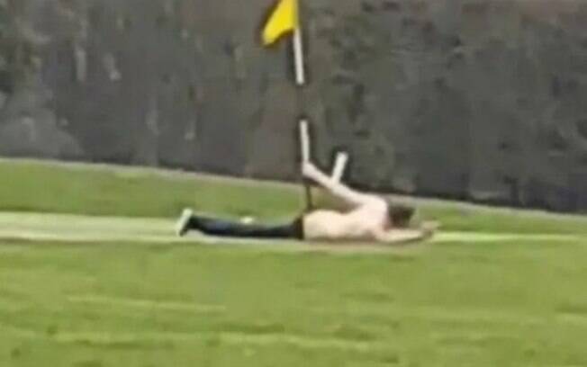 Um homem foi flagrado fazendo 'sexo' com buraco e mastro de um campo de golfe na Inglaterra