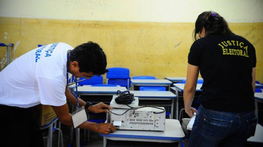 Equipe técnica da Justiça Eleitoral sanando ocorrência de problema com urnas em pleito anterior