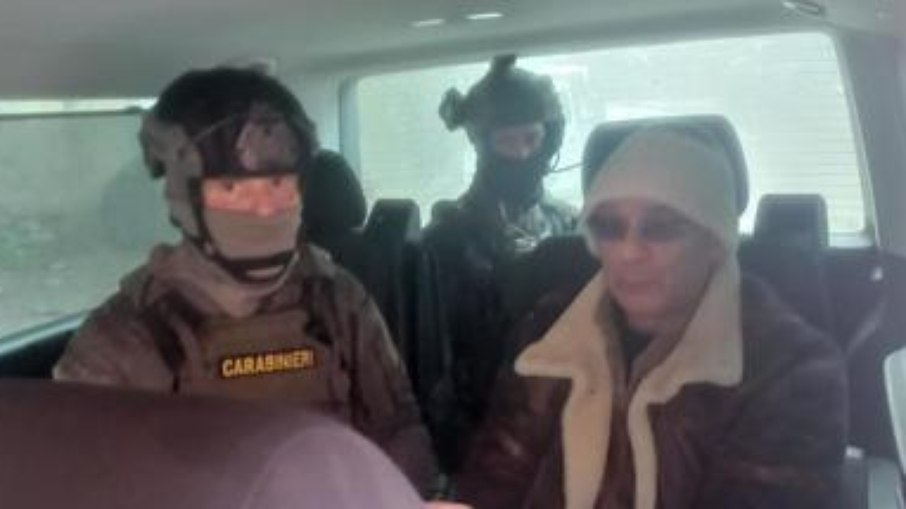 Frame de vídeo mostra Messina Denaro (de óculos) sob custódia da polícia