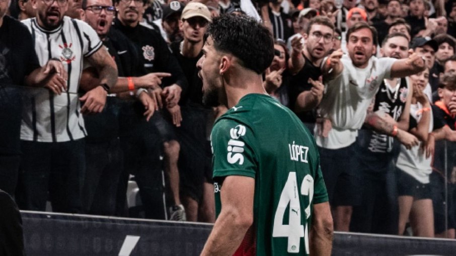 Flaco López causou discórdia ao comemorar chutando a bandeirinha na Neo Química Arena