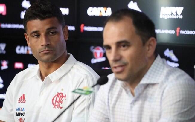 O meia Ederson, do Flamengo, foi operado para retirada de um tumor no testículo
