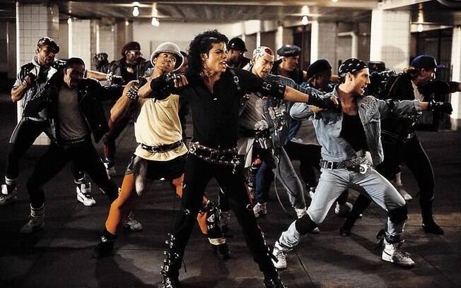 O cantor Michael Jackson no clipe de Bad