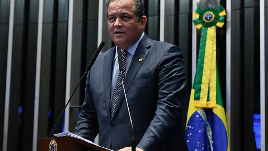 Senador Eduardo Gomes (PL-TO), líder do governo Bolsonaro no Congresso, discursa em plenário