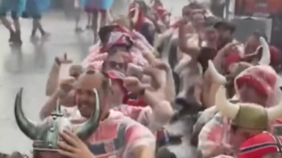 Com França x Iraque paralisado, noruegueses brincam na chuva Com França x Iraque paralisado, noruegueses brincam na chuva