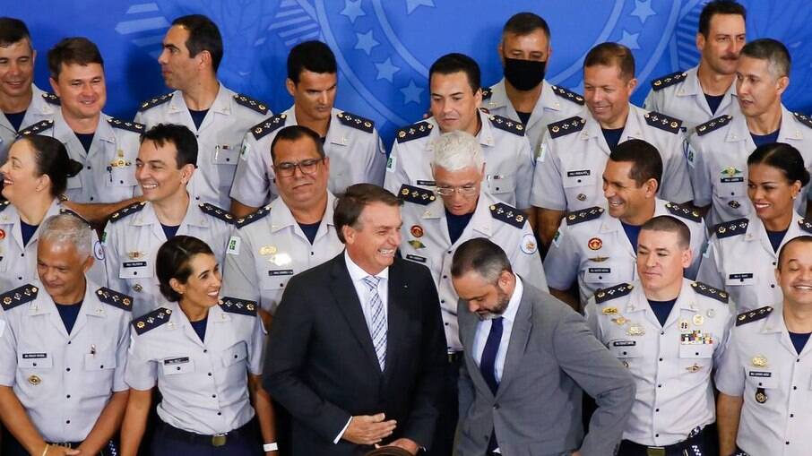 O presidente Jair Bolsonaro reunido com vários policiais militares do Distrito Federal no Palácio do Planalto 