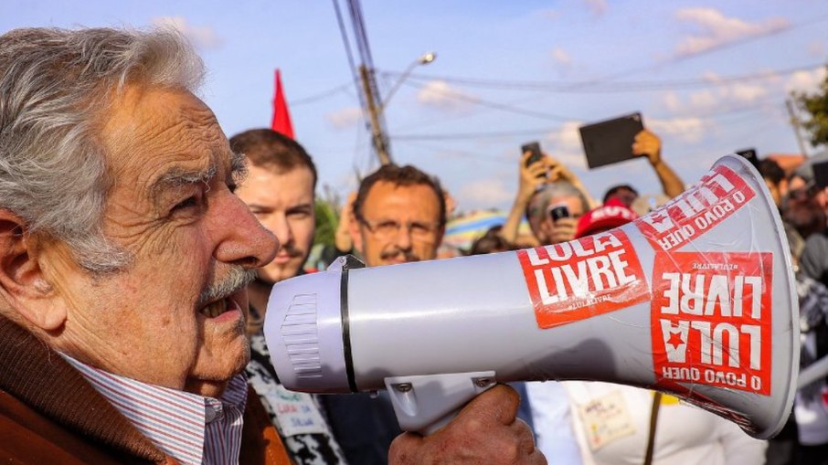 O perfil do Partido dos Trabalhadores (PT) se juntou às homenagens. A sigla publicou fotos de Mujica e Lula juntos O perfil do Partido dos Trabalhadores (PT) se juntou às homenagens. A sigla publicou fotos de Mujica e Lula juntos