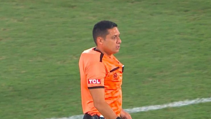 Árbitro rouba a cena com equipamento inusitado em Fla x Racing