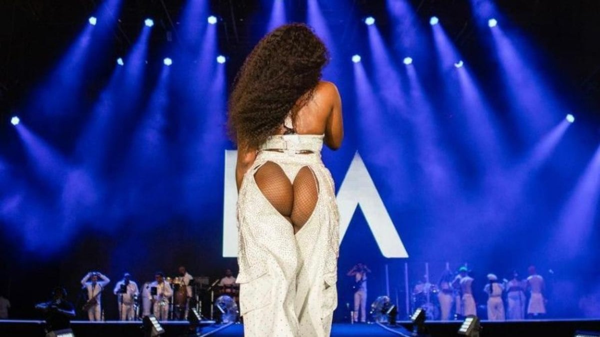 Anita mostra a bunda