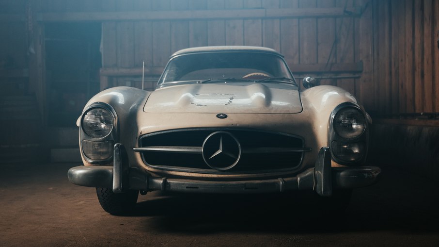 Mercedes-Benz 300 SL Roadster (1960) – Exemplar original encontrado sem restauração em celeiro nos EUA, preservando pátina e componentes de fábrica.