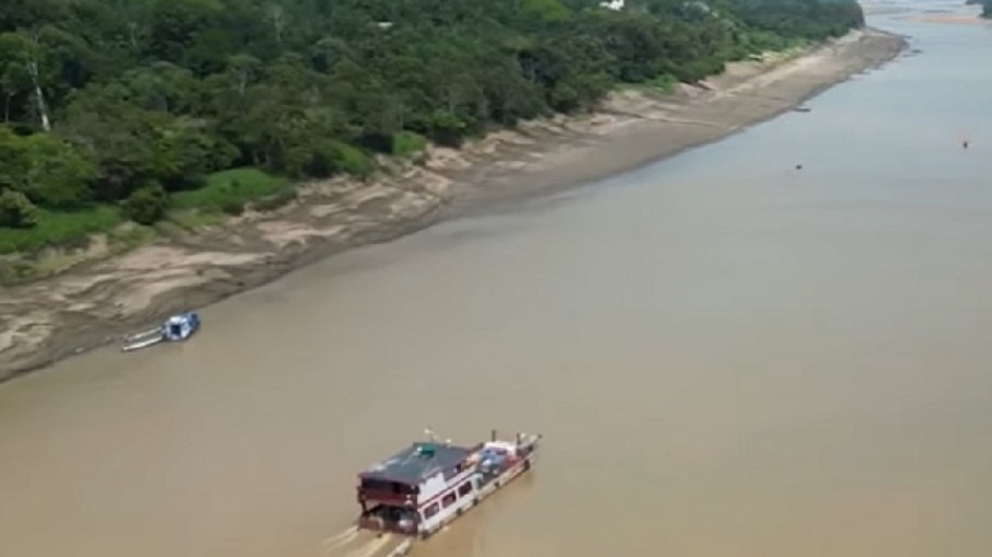 Secas e cheias não são eventos incomuns na Amazônia. Isso ocorre devido aos enormes rios que cortam a região e à vasta floresta, que gera muita umidade e a libera no ar.