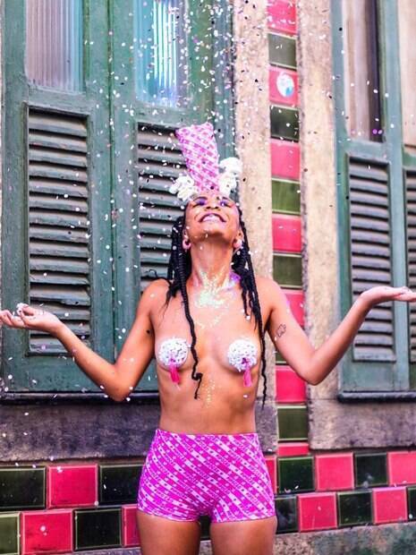 Irmã de Sheron Menezzes eleva a temperatura em clique ousado no Instagram