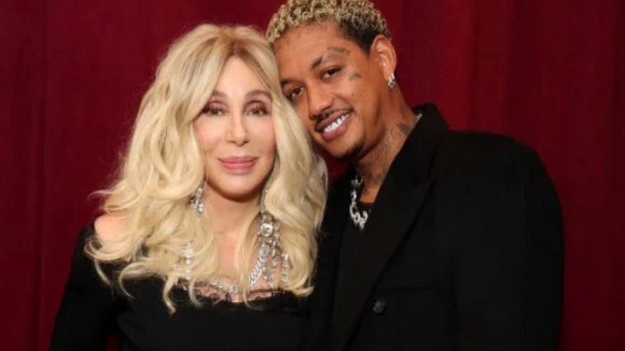 Cher avalia oficializar o relacionamento e reacende rumores sobre um possível novo casamento Cher avalia oficializar o relacionamento e reacende rumores sobre um possível novo casamento