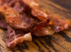 Conheça diferentes jeitos de como fazer bacon e surpreenda as visitas