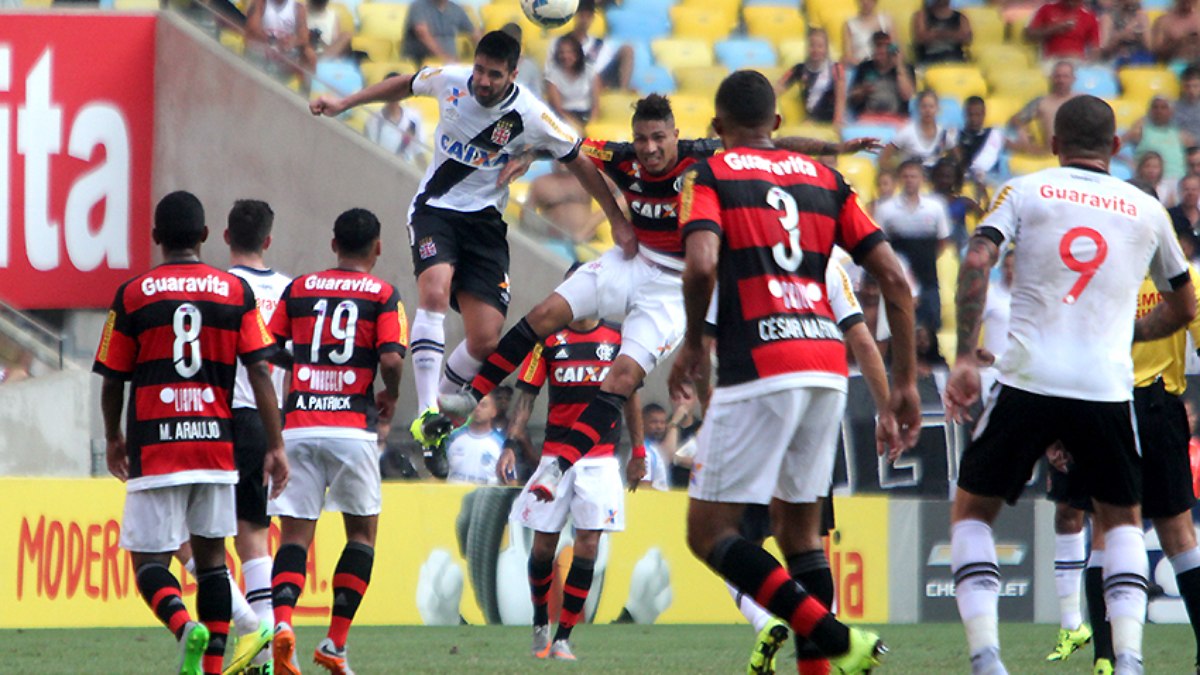 Clássico em 2015: Luan, do Vasco, e Guerrero, do Flamengo, disputam bola no alto