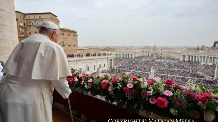 Papa Francisco volta a pedir paz para países em guerra em bênção