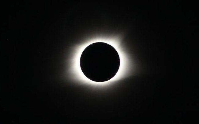 Como seria ver um eclipse da superfície da Lua?