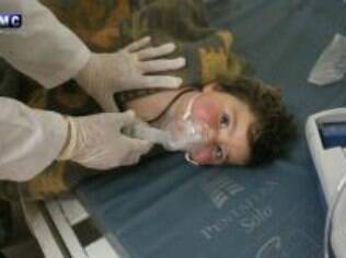 Criança recebe tratamento em um hospital em Idlib, no norte da Síria, após suposto ataque com armas químicas