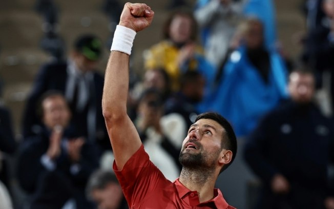 Novak Djokovic comemora a vitória sobre Pierre-Hugues Herbert nesta terça-feira, na primeira rodada de Roland Garros