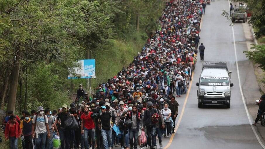 cerca de 9 mil imigrantes hondurenhos tentam entrar nos Estados Unidos