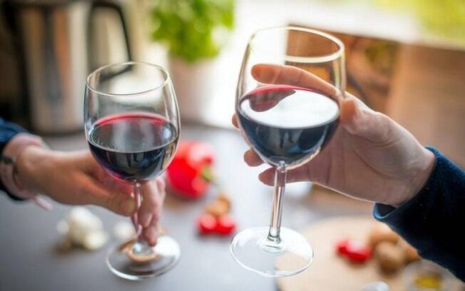 5 simpatias com vinho para o amor