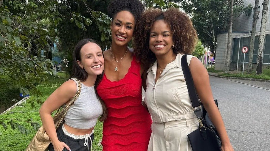 Aline Patriarca se encontra com Larissa Manoela e Jeniffer Nascimento Aline Patriarca se encontra com Larissa Manoela e Jeniffer Nascimento