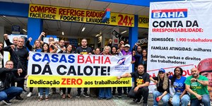 Casas Bahia: ex-funcionários queimam uniformes em protesto