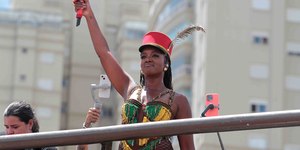 Blocos agitam último final de semana de pré-carnaval; veja fotos