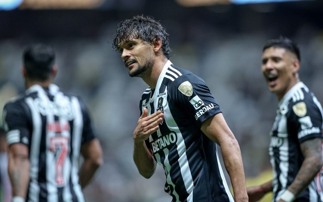 Atlético decai no segundo tempo, mas garante 100% na Libertadores