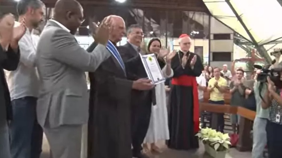 Padre Júlio Lancellotti recebe medalha do ministro Flávio Dino