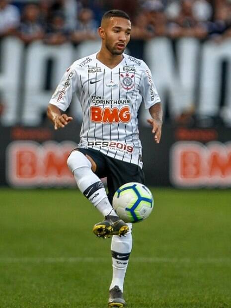 Clayson usando a nova camisa do Corinthians dominando a bola