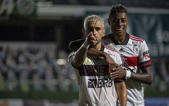 Flamengo vence o Goiás, alivia a pressão e diminui distância para o líder